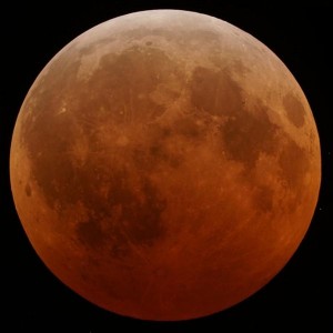Merahnya Bulan saat gerhana total (sumber: wikipedia)